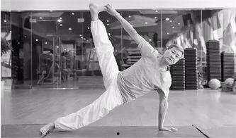 网红男瑜伽,展现男性魅力与柔韧之美